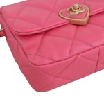 香奈儿爱心锁扣绗缝小羊皮口盖包