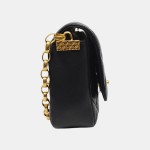 CHANEL 黑色羊皮菱格纹绗缝徽章斜挎包