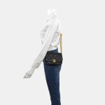 CHANEL 黑色羊皮菱格纹绗缝徽章斜挎包