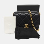CHANEL 黑色羊皮菱格纹绗缝徽章斜挎包