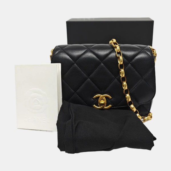 CHANEL 黑色羊皮菱格纹绗缝徽章斜挎包