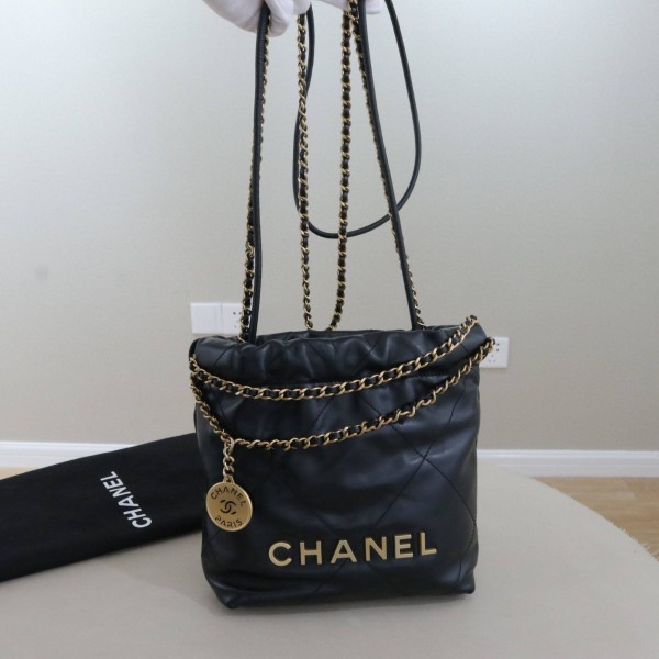 CHANEL 22 Bag