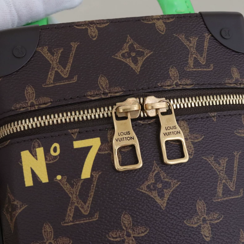 路易威登 N°7 竖款盒子包