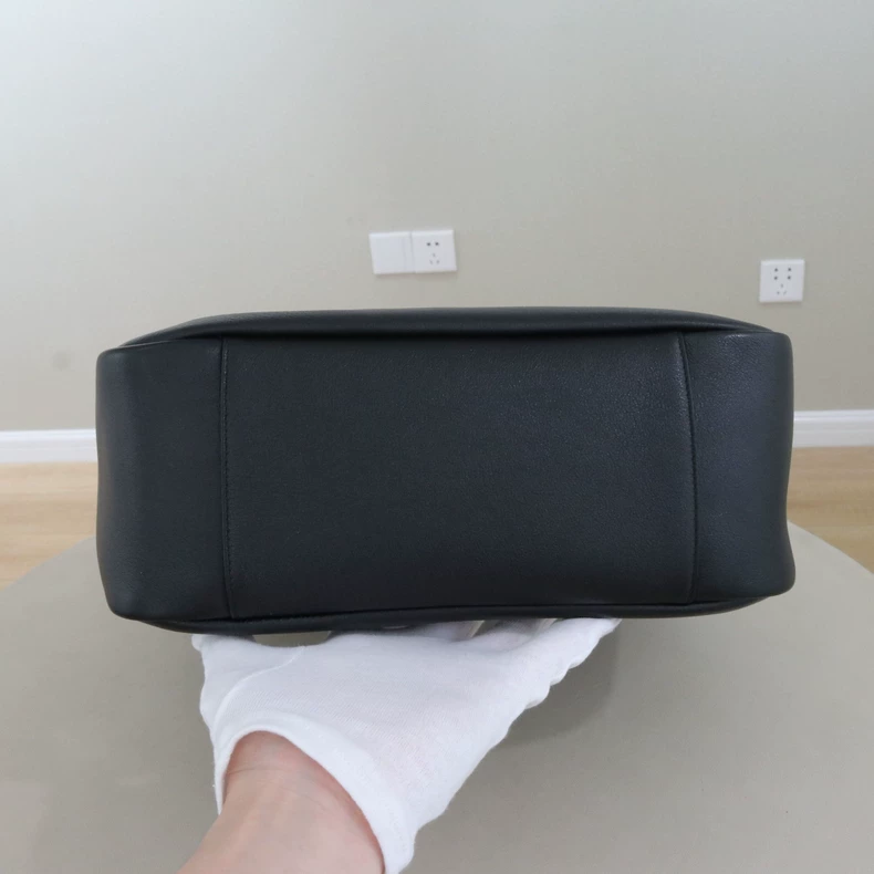 Saint Laurent Le 5 à 7 Supple Hobo Bag